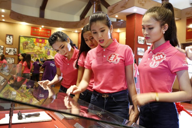 39 thí sinh Hoa hậu phía Nam xúc động trước hiện vật về Bác Hồ - ảnh 9