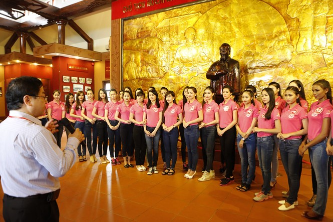 39 thí sinh Hoa hậu phía Nam xúc động trước hiện vật về Bác Hồ - ảnh 13