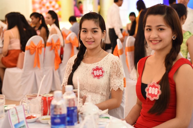 Thí sinh Hoa hậu phía Nam rạng rỡ dự tiệc - ảnh 8