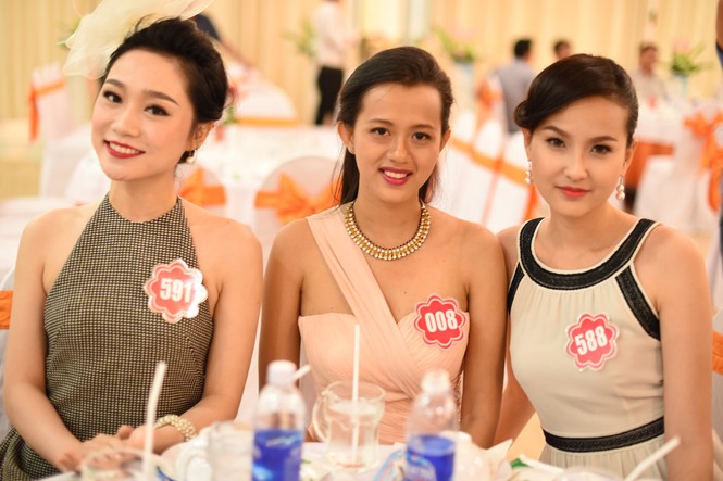 Thí sinh Hoa hậu phía Nam rạng rỡ dự tiệc - ảnh 6
