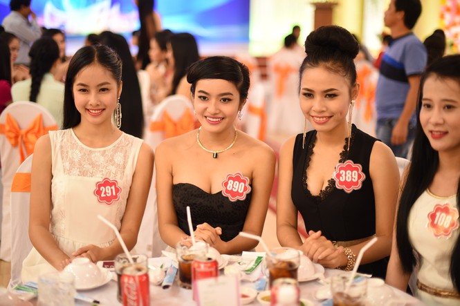Thí sinh Hoa hậu phía Nam rạng rỡ dự tiệc - ảnh 4