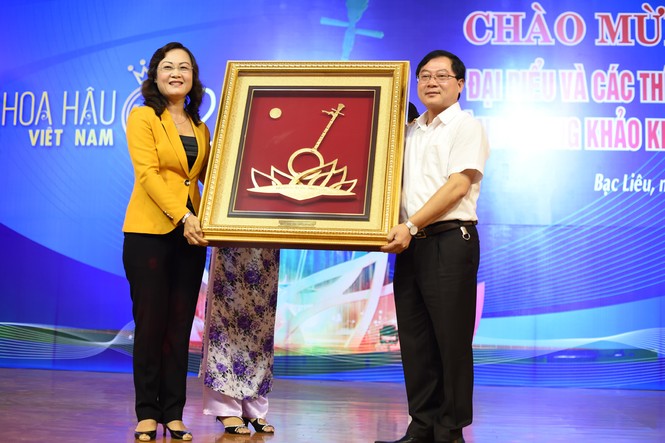 Thí sinh Hoa hậu phía Nam rạng rỡ dự tiệc - ảnh 1