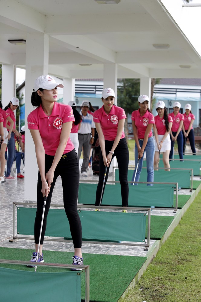 Thí sinh Hoa hậu Chung khảo phía Nam học đánh golf - ảnh 1