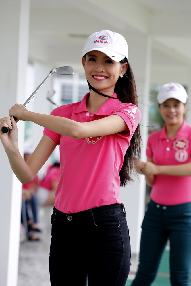 Thí sinh Hoa hậu Chung khảo phía Nam học đánh golf - ảnh 2