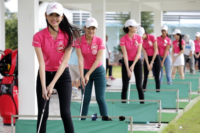 Thí sinh Hoa hậu phía Nam nổi bật trên sân golf - ảnh 1