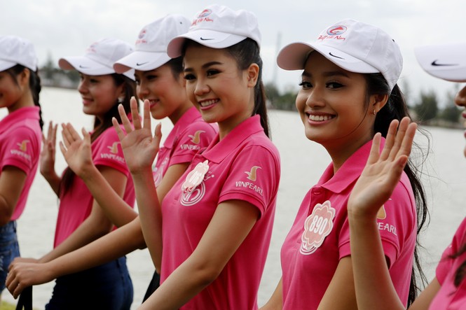 Thí sinh Hoa hậu phía Nam nổi bật trên sân golf - ảnh 5