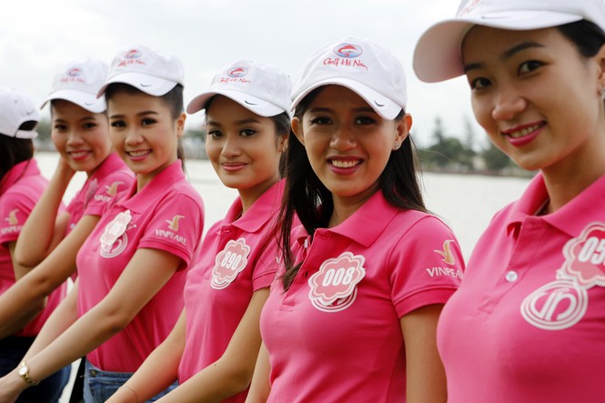 Thí sinh Hoa hậu phía Nam nổi bật trên sân golf - ảnh 4