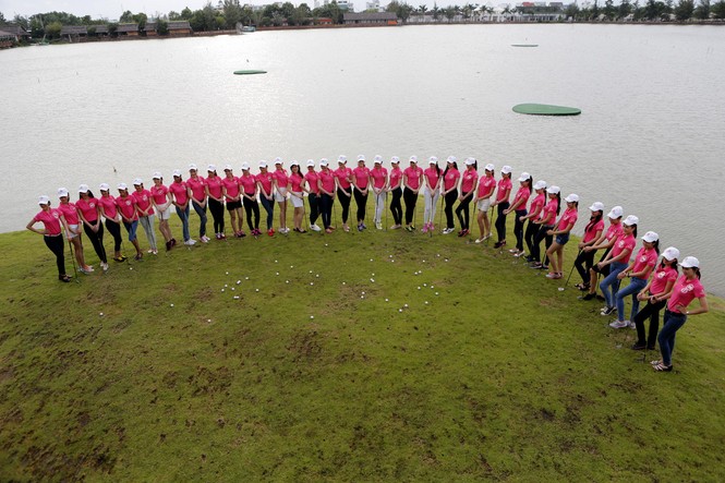 Thí sinh Hoa hậu phía Nam nổi bật trên sân golf - ảnh 12