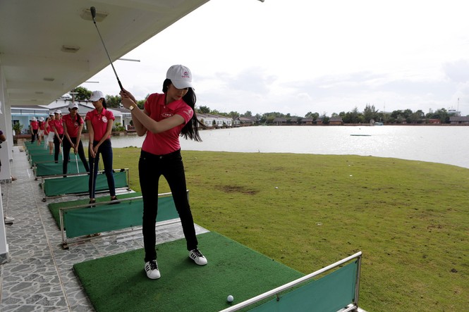 Thí sinh Hoa hậu phía Nam nổi bật trên sân golf - ảnh 10