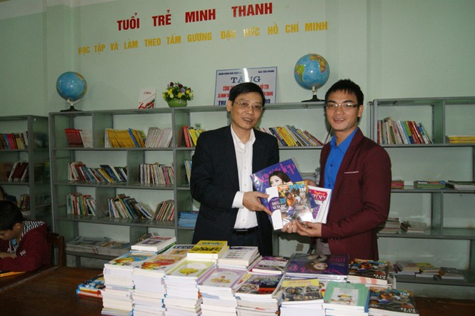 Báo Tiền Phong về nguồn, tặng sách tại bản Dõn - ảnh 2