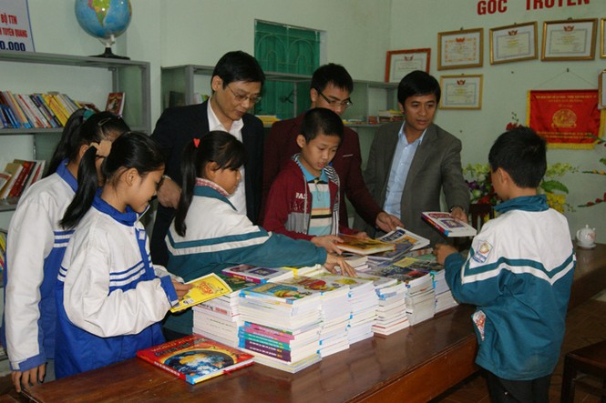 Báo Tiền Phong về nguồn, tặng sách tại bản Dõn - ảnh 3