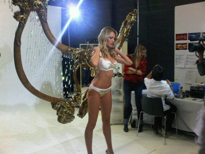 Bí mật thú vị sau đôi cánh thiên thần Victoria’s Secret - ảnh 2