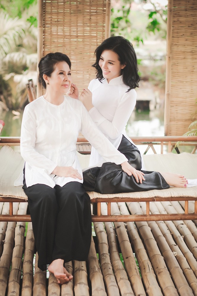 Trà Giang đẹp dịu dàng bên mẹ ngày cận tết - ảnh 4