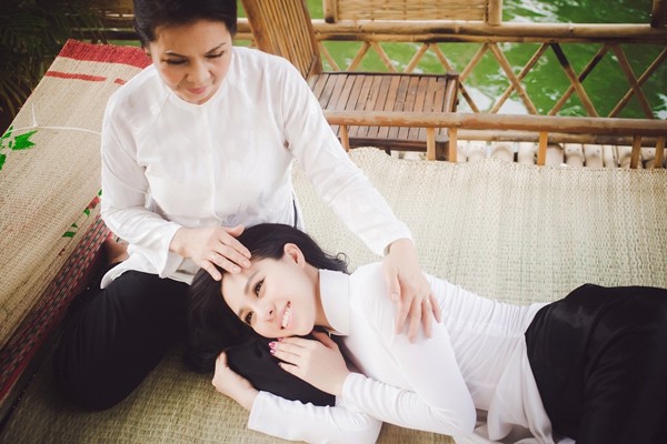 Trà Giang đẹp dịu dàng bên mẹ ngày cận tết - ảnh 6