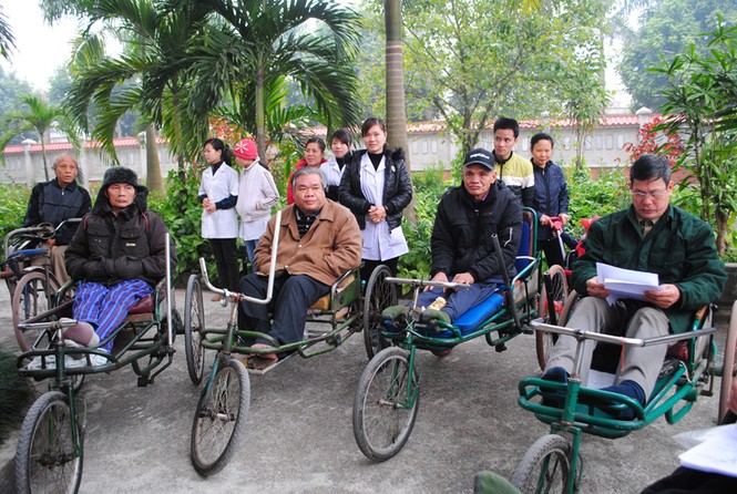Tặng quà Tết cho thương binh nặng Thuận Thành - ảnh 3