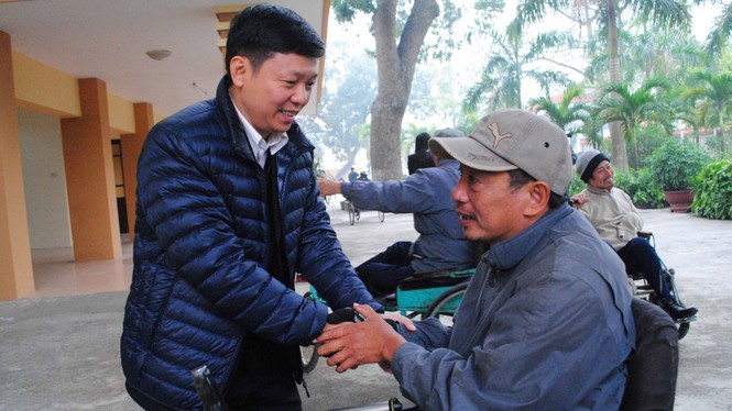 Tặng quà Tết cho thương binh nặng Thuận Thành - ảnh 1