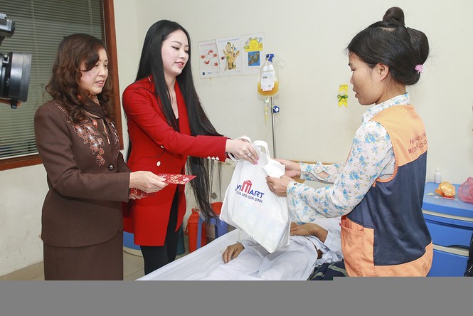 Hoa hậu Ngọc Anh trao quà cho bệnh nhân ung thư - ảnh 1