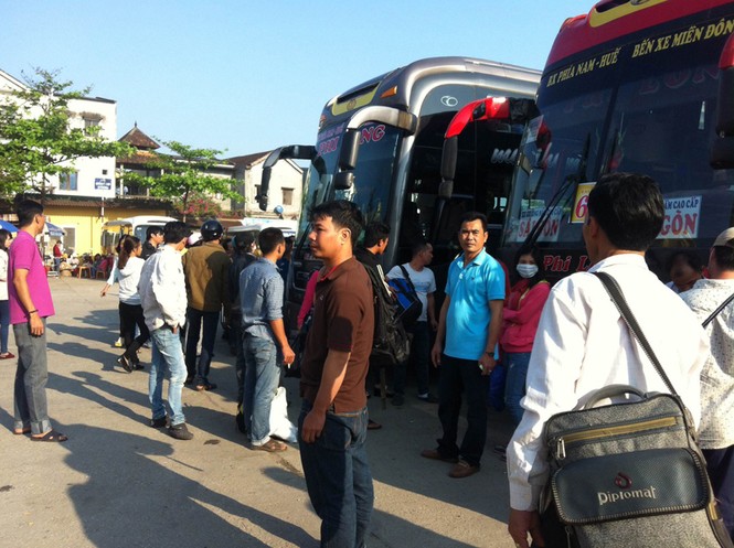 Mệt mỏi kiếm vé xe vào Sài Gòn sau Tết - ảnh 3