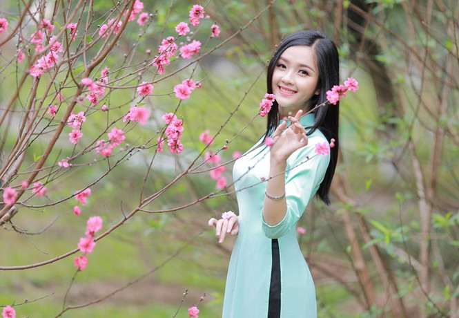 Nữ sinh Việt Nam ấn tượng khoe nụ cười tỏa nắng - ảnh 1