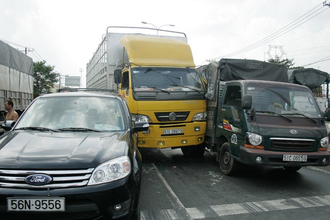 Tai nạn liên hoàn, QL.1A kẹt xe gần 3 giờ - ảnh 2