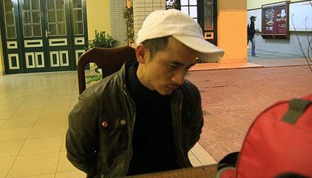 Giấu súng trong người 'dạo phố', gặp ngay 141 - ảnh 1