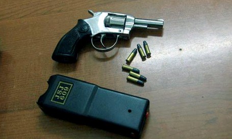 Giấu súng trong người 'dạo phố', gặp ngay 141 - ảnh 2