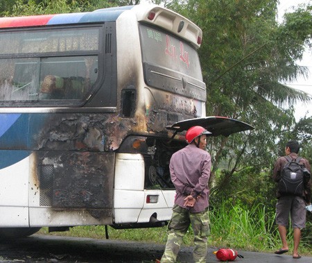 Xe cháy bất ngờ, 45 hành khách thót tim - ảnh 1