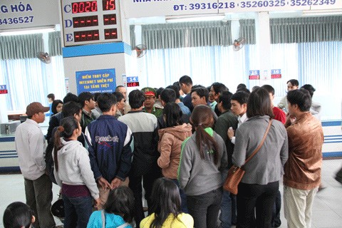 Hàng trăm người 'vây' ga Sài Gòn đòi trả vé - ảnh 1