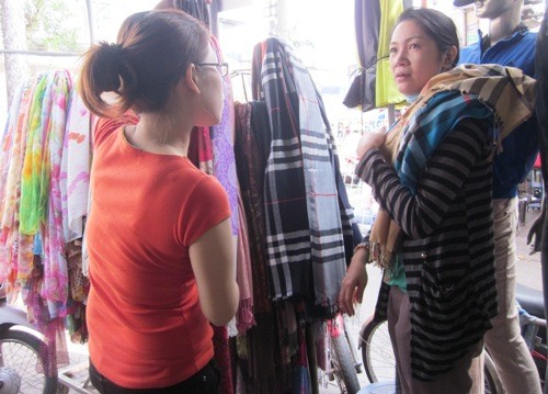 Khăn len, áo ấm bán chạy ở TP HCM - ảnh 1