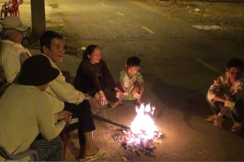 Người Sài Gòn đốt lửa chống rét trong đêm - ảnh 3