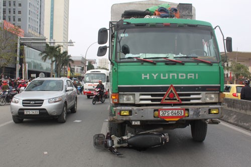 Tai nạn chết người, QL 1A kẹt cứng - ảnh 1