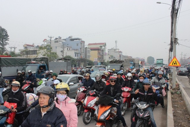 Hàng vạn người về quê ăn Tết, QL 1A kẹt cứng - ảnh 2