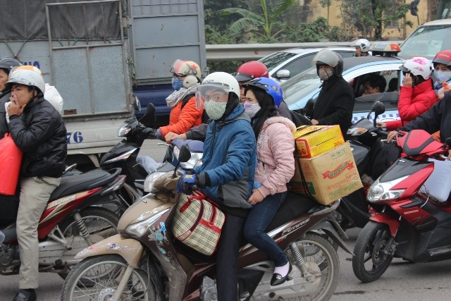 Hàng vạn người về quê ăn Tết, QL 1A kẹt cứng - ảnh 5