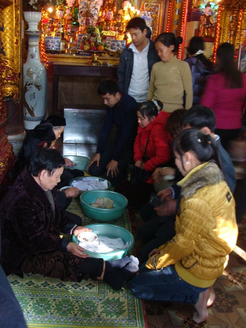 Người dân xứ Thanh đi chùa rút quẻ may mắn đầu năm - ảnh 3