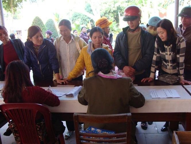 Người dân xứ Thanh đi chùa rút quẻ may mắn đầu năm - ảnh 2