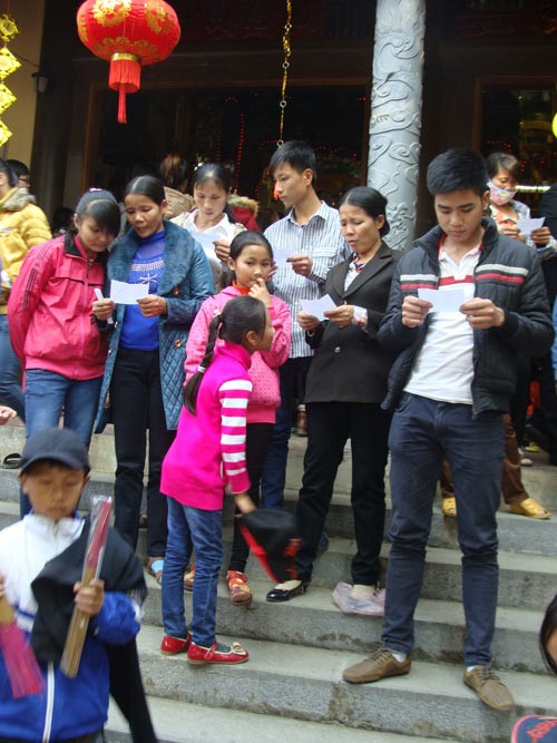 Người dân xứ Thanh đi chùa rút quẻ may mắn đầu năm - ảnh 4