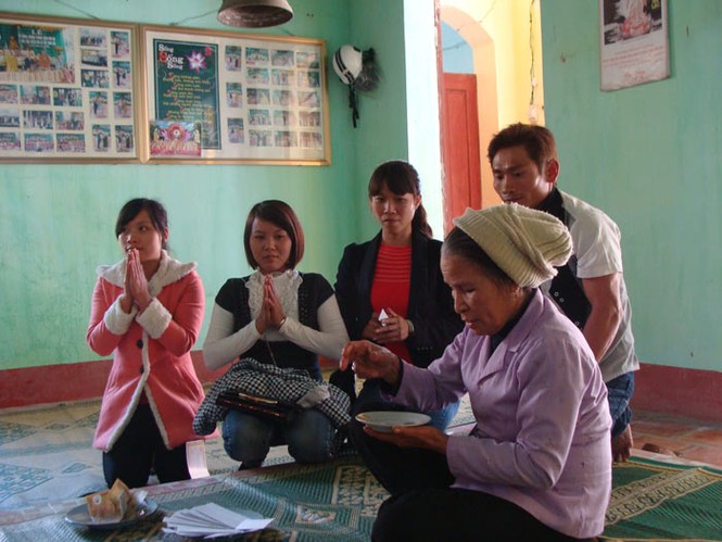 Người dân xứ Thanh đi chùa rút quẻ may mắn đầu năm - ảnh 5