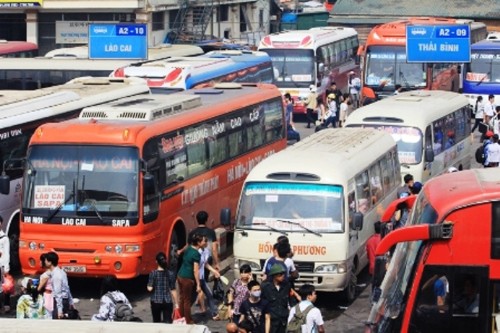 Ra Tết, hành khách lại bị nhồi nhét, 'chặt chém' - ảnh 1