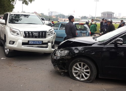 Xe một Vụ trưởng Văn phòng Chính phủ gây tai nạn liên hoàn - ảnh 1