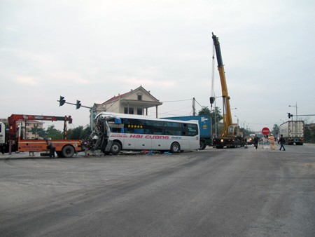 Xe khách đâm container, hàng chục người thương vong - ảnh 5