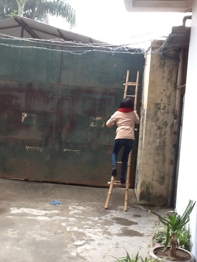 Thuê thang trèo vào trại tạm giam 'thăm' người thân - ảnh 1