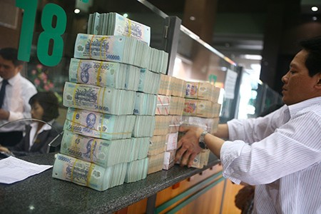 Hàng loạt ngân hàng giảm lãi suất tiết kiệm - ảnh 1