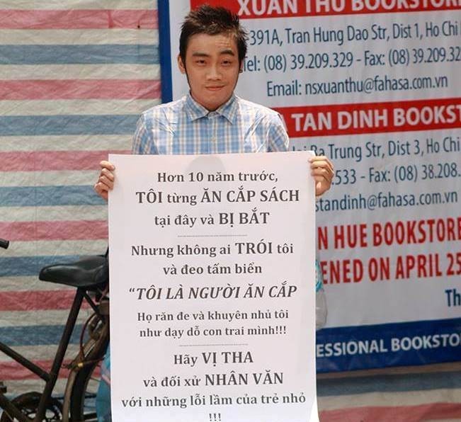 Chàng trai tự đeo biển 'Tôi từng ăn cắp' - ảnh 1