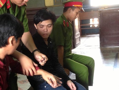 Tù suốt đời vì hiếp dâm 2 con riêng của vợ - ảnh 1