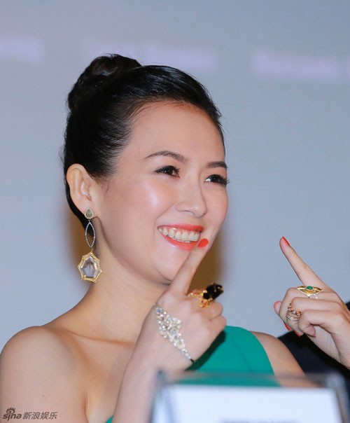 Chương Tử Di thanh lịch với jumpsuit lệch vai - ảnh 4