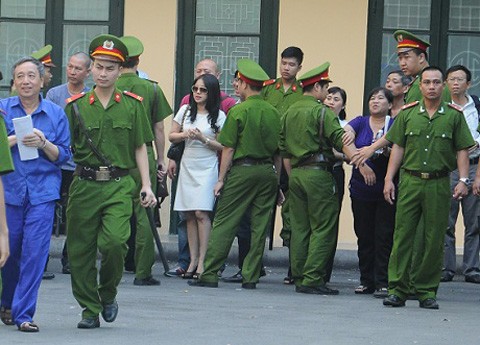 Hình ảnh vợ chồng bầu Kiên tại tòa - ảnh 8