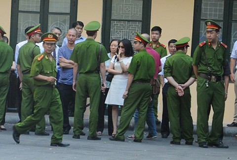 Hình ảnh vợ chồng bầu Kiên tại tòa - ảnh 9