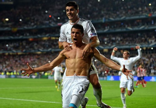 C. Ronaldo cởi áo khoe cơ bắp cuồn cuộn - ảnh 1