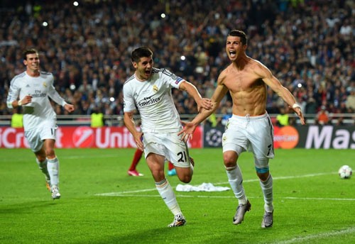 C. Ronaldo cởi áo khoe cơ bắp cuồn cuộn - ảnh 2