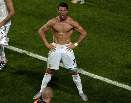 C. Ronaldo cởi áo khoe cơ bắp cuồn cuộn - ảnh 3